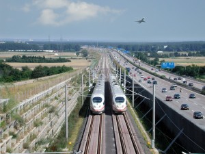 2 InterCityExpress 3-Züge (ICE 3 Baureihe 403) bei einer Parallelfahrt auf der Schnellfahrstrecke Köln-Rhein/Main anlässlich der Eröffnung am 25.07.2002;